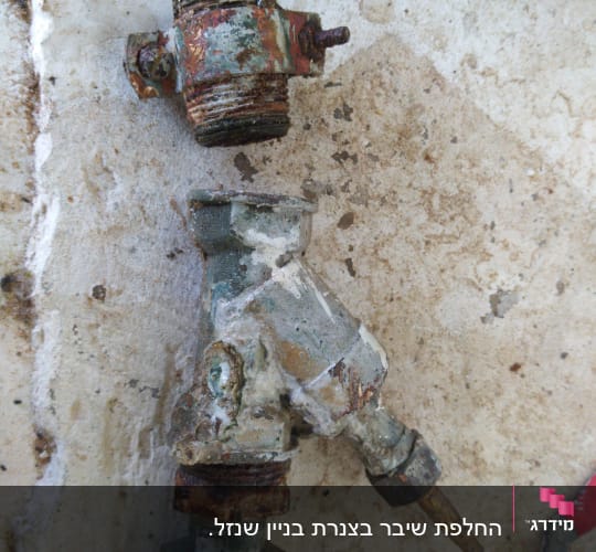 חלקי צנרת חלודים וכלי עבודה על רצפה